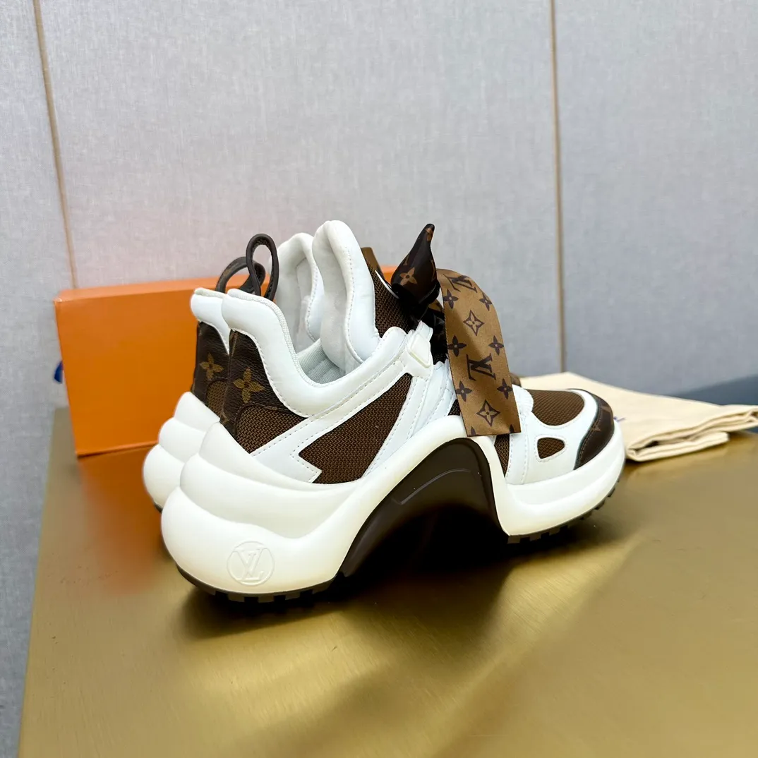👟👟Ex-factory price 760👟👟LV donkey brand casual sports dad shoes. The bold and avant-garde design➕the distinctive wavy outsole is charming in the entire fashion circle. It is synonymous with new trends and trends. It is to be called the coolest casual sports shoe in history. Whoever wears it will become the most handsome person who turns heads. The height of the heel is about 5.5cm, and the heel is about 8mm.  🌸Imported fabrics🐂leather➕Imported🐐leather➕Imported T👟👟Ex-factory price U splicing 🌸Inner lining imported mesh fabric➕Cowhide lining Outsole vacuum foaming and T👟👟Ex-factory price U combination 🌸 Size women's size 35-41